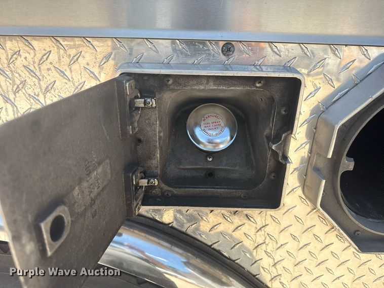 image for item EG8127 2001 Spartan Gladiator pumper fire truck