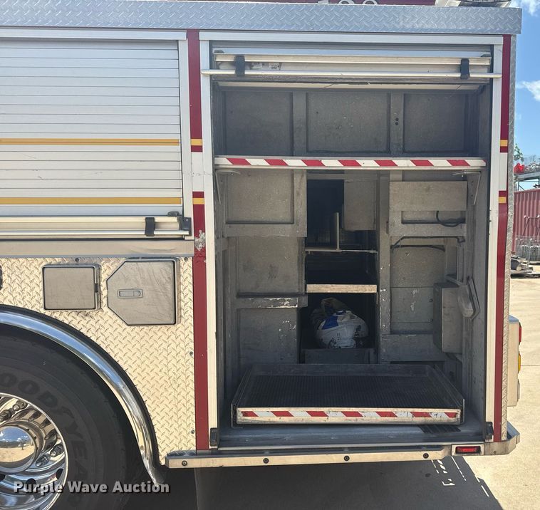 image for item EG8127 2001 Spartan Gladiator pumper fire truck