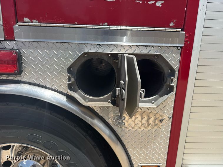 image for item EG8127 2001 Spartan Gladiator pumper fire truck