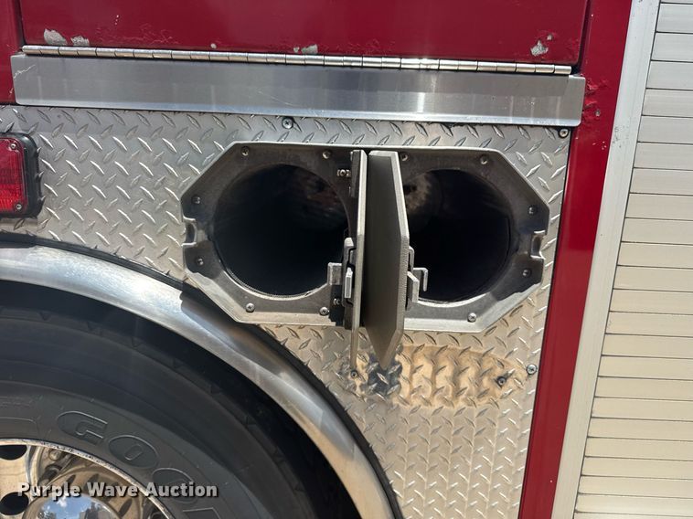 image for item EG8127 2001 Spartan Gladiator pumper fire truck