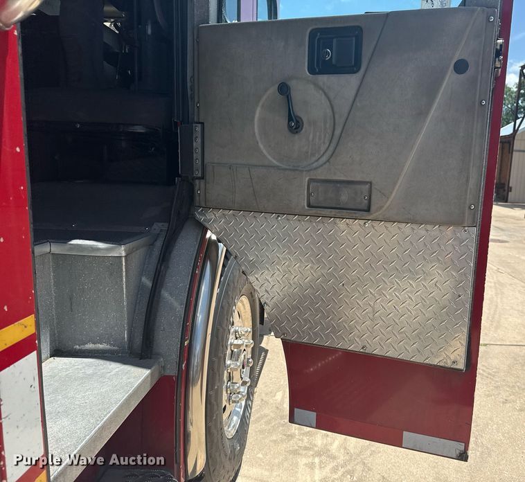 image for item EG8127 2001 Spartan Gladiator pumper fire truck