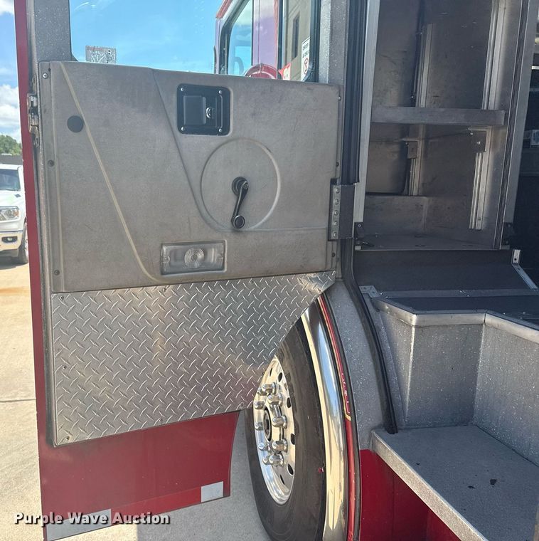 image for item EG8127 2001 Spartan Gladiator pumper fire truck