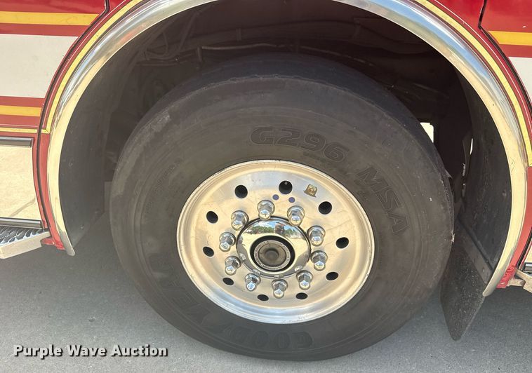 image for item EG8127 2001 Spartan Gladiator pumper fire truck