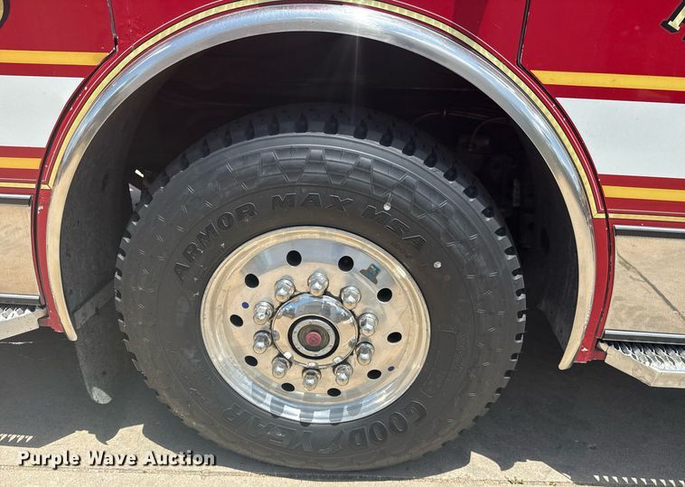 image for item EG8127 2001 Spartan Gladiator pumper fire truck