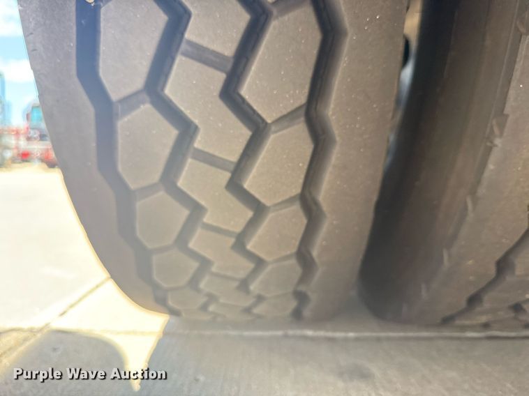 image for item EG8127 2001 Spartan Gladiator pumper fire truck