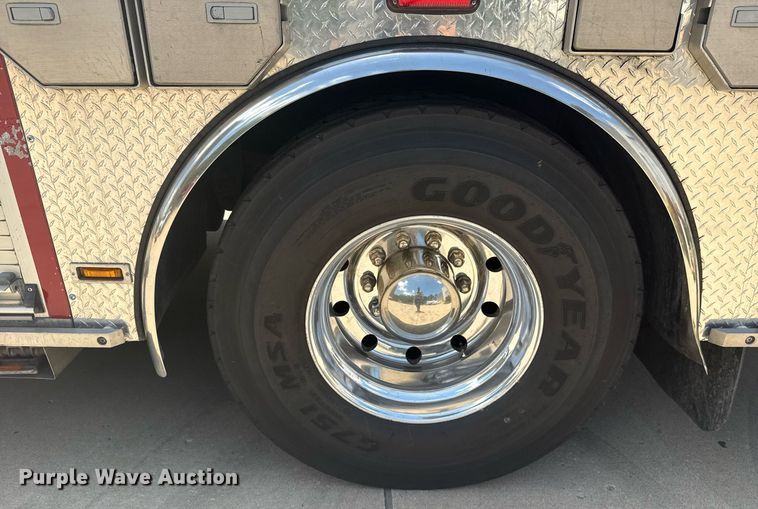 image for item EG8127 2001 Spartan Gladiator pumper fire truck