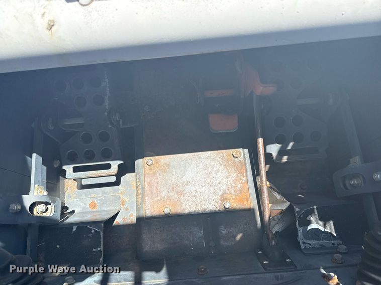 image for item EG8129 1994 Bobcat 853 MACH skid steer loader