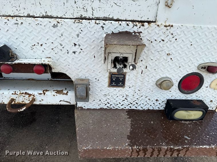 image for item EJ4734 1987 International 1754 bucket truck