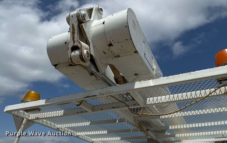 image for item EJ4734 1987 International 1754 bucket truck