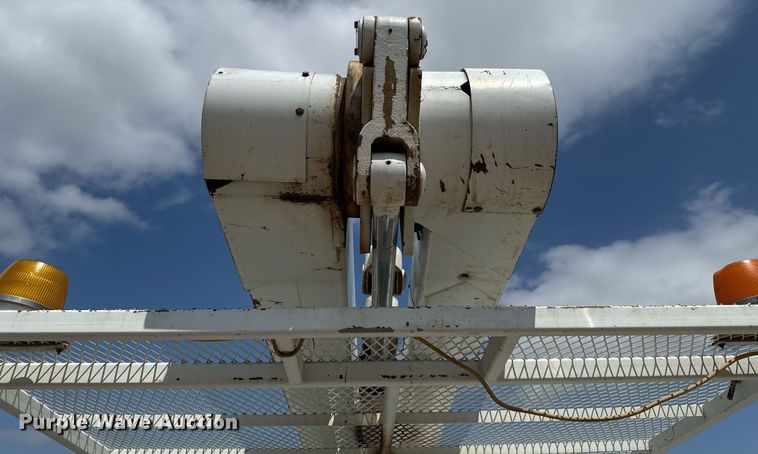 image for item EJ4734 1987 International 1754 bucket truck