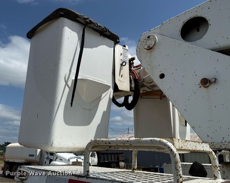 image for item EJ4734 1987 International 1754 bucket truck