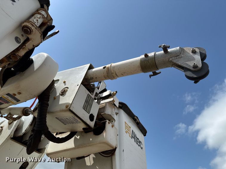 image for item EJ4734 1987 International 1754 bucket truck