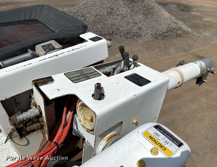 image for item EJ4734 1987 International 1754 bucket truck