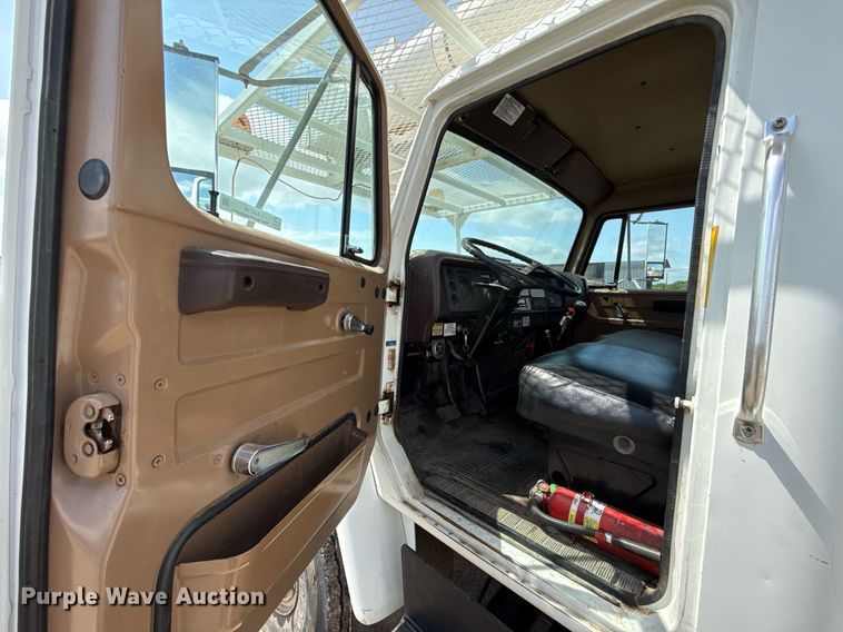 image for item EJ4734 1987 International 1754 bucket truck