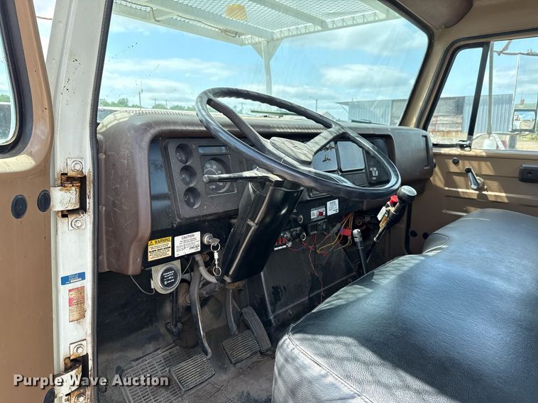 image for item EJ4734 1987 International 1754 bucket truck