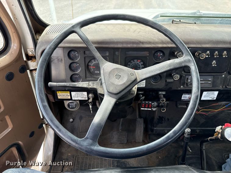 image for item EJ4734 1987 International 1754 bucket truck