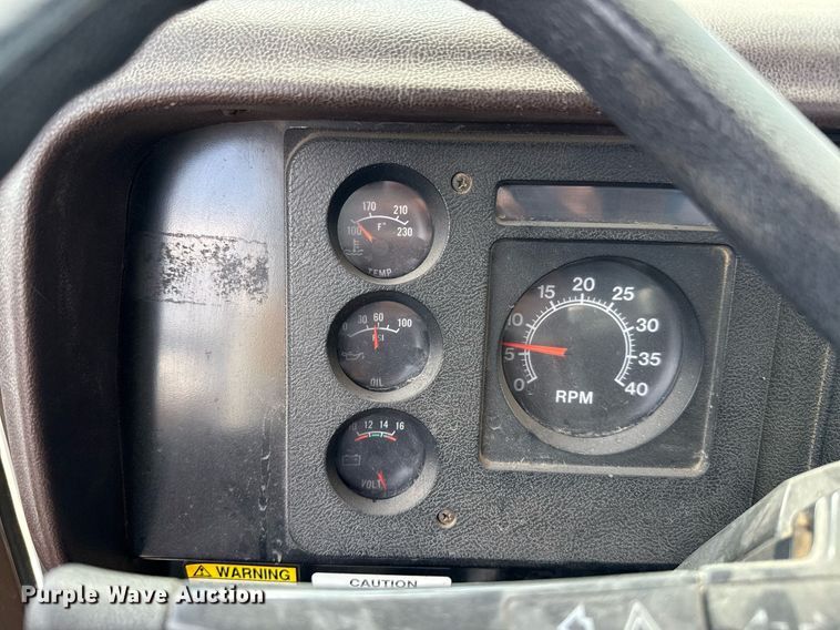 image for item EJ4734 1987 International 1754 bucket truck