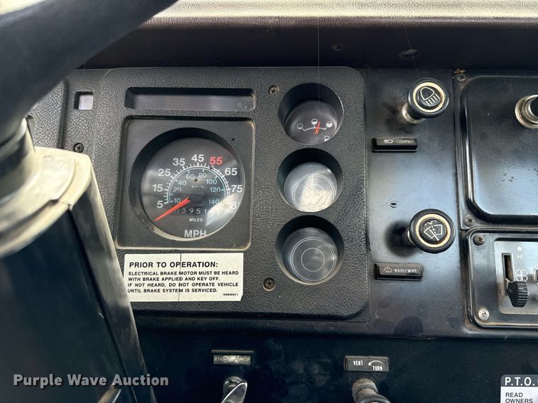 image for item EJ4734 1987 International 1754 bucket truck