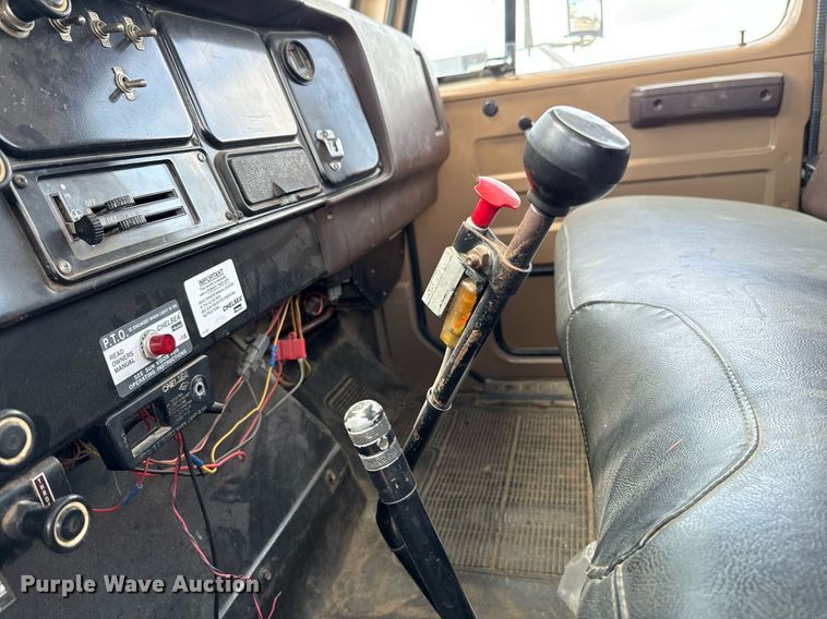 image for item EJ4734 1987 International 1754 bucket truck