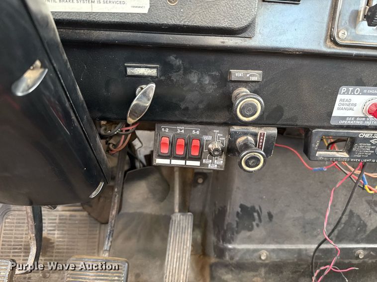 image for item EJ4734 1987 International 1754 bucket truck