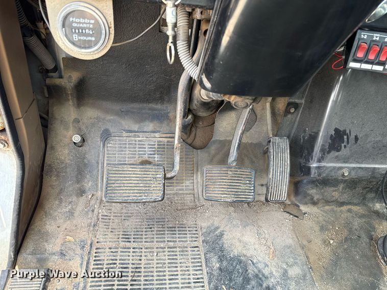 image for item EJ4734 1987 International 1754 bucket truck