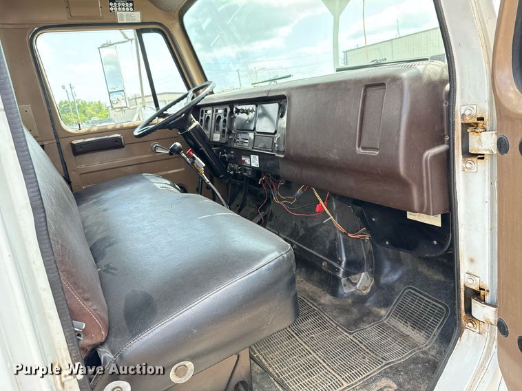 image for item EJ4734 1987 International 1754 bucket truck