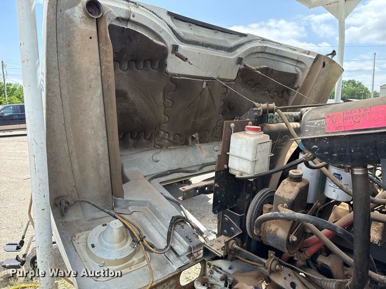 image for item EJ4734 1987 International 1754 bucket truck