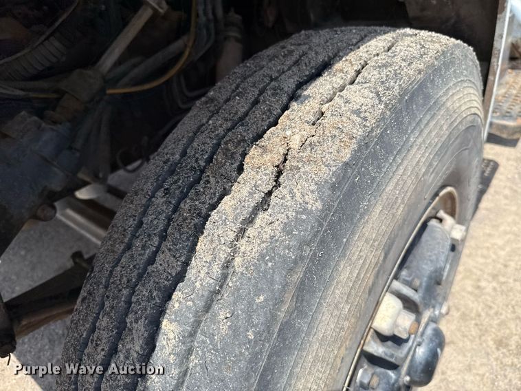 image for item EJ4734 1987 International 1754 bucket truck