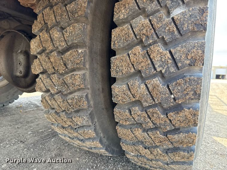 image for item EJ4734 1987 International 1754 bucket truck