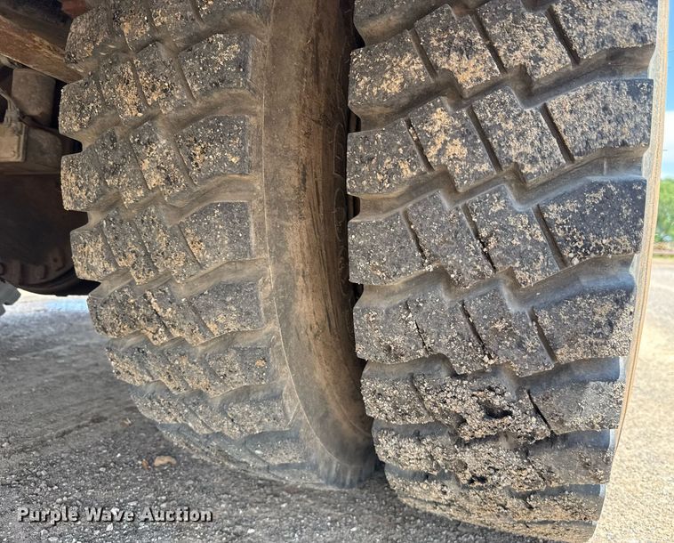 image for item EJ4734 1987 International 1754 bucket truck