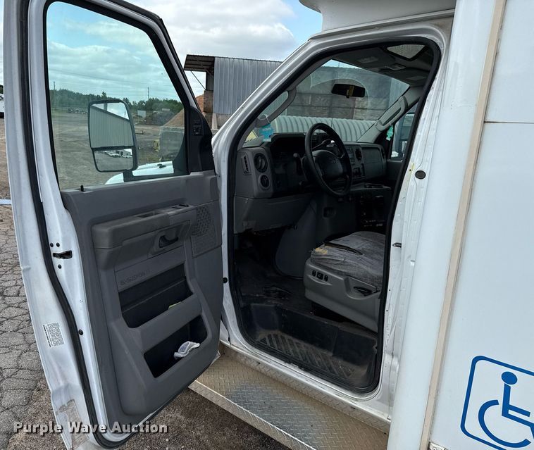 image for item EJ4735 2011 Ford E450 shuttle bus