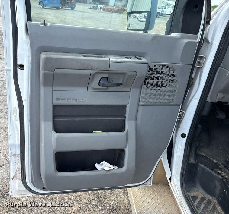 image for item EJ4735 2011 Ford E450 shuttle bus