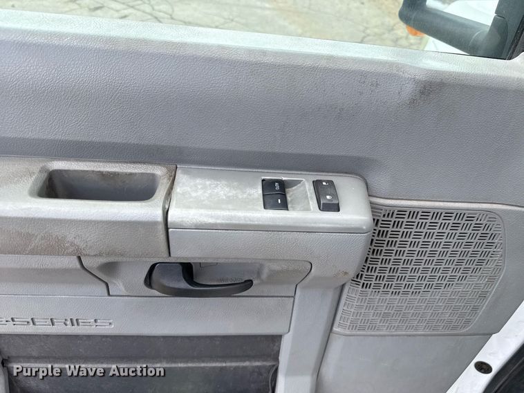 image for item EJ4735 2011 Ford E450 shuttle bus