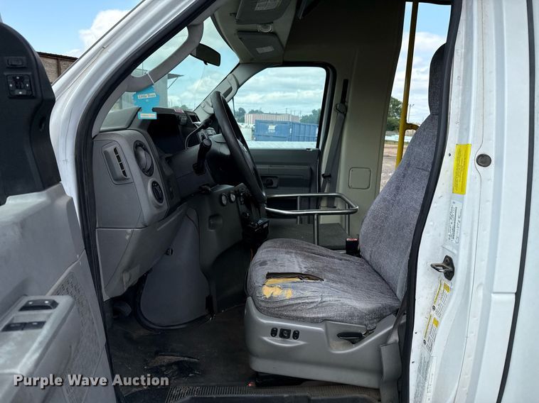 image for item EJ4735 2011 Ford E450 shuttle bus