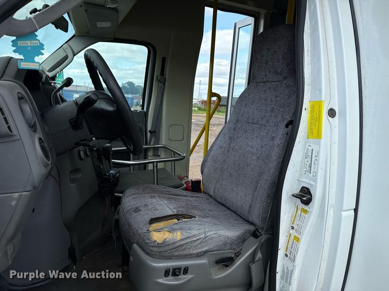 image for item EJ4735 2011 Ford E450 shuttle bus