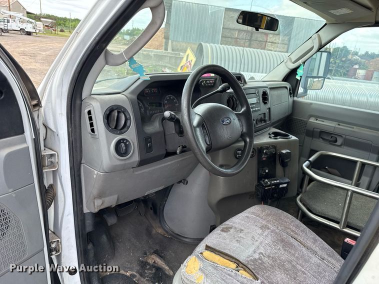 image for item EJ4735 2011 Ford E450 shuttle bus