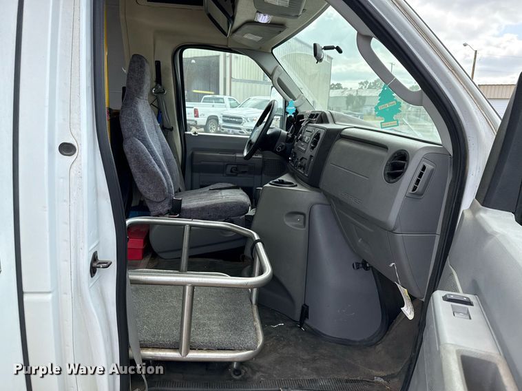 image for item EJ4735 2011 Ford E450 shuttle bus