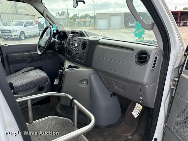 image for item EJ4735 2011 Ford E450 shuttle bus