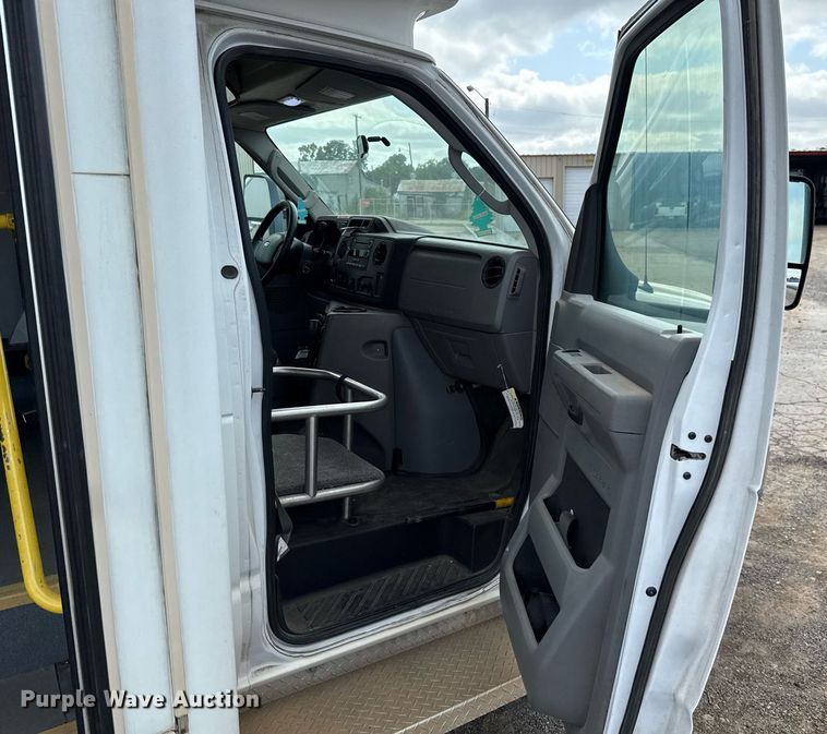 image for item EJ4735 2011 Ford E450 shuttle bus