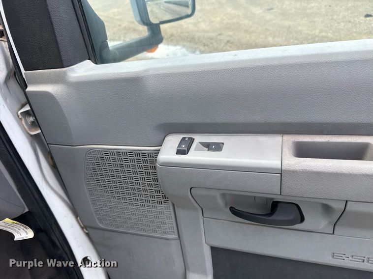 image for item EJ4735 2011 Ford E450 shuttle bus