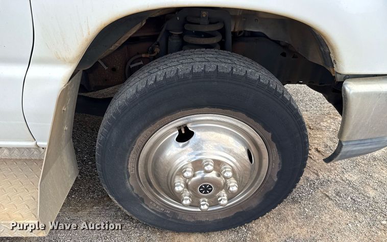 image for item EJ4735 2011 Ford E450 shuttle bus