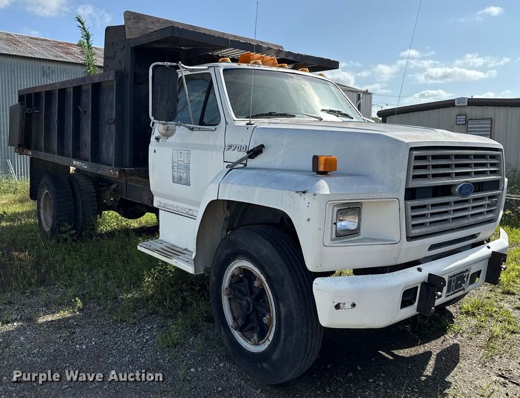 image for item EJ4740 1993 Ford F700 dump truck