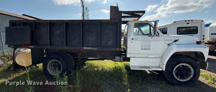 image for item EJ4740 1993 Ford F700 dump truck