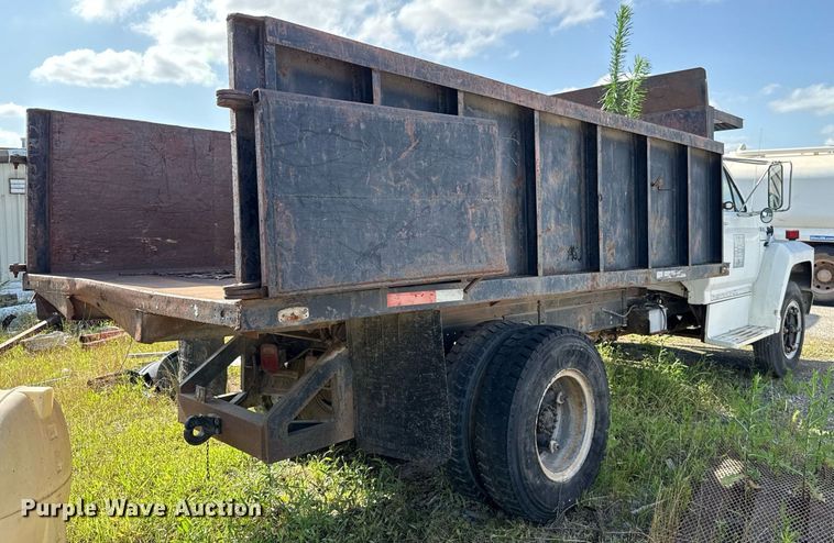 image for item EJ4740 1993 Ford F700 dump truck