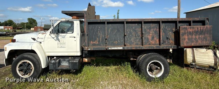 image for item EJ4740 1993 Ford F700 dump truck