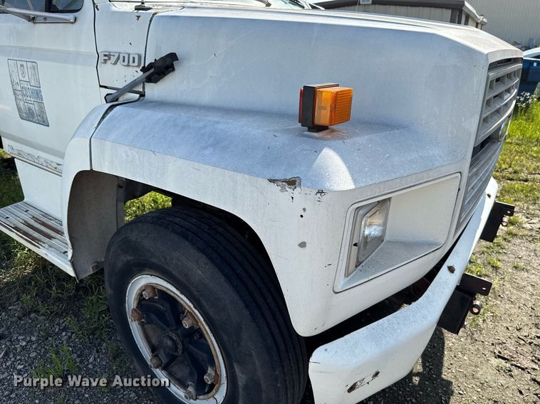 image for item EJ4740 1993 Ford F700 dump truck