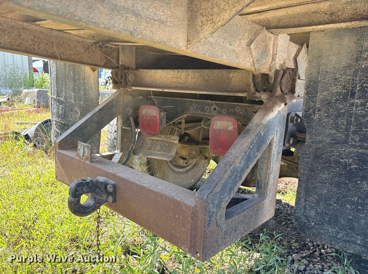 image for item EJ4740 1993 Ford F700 dump truck