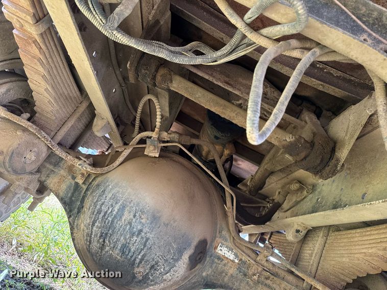 image for item EJ4740 1993 Ford F700 dump truck