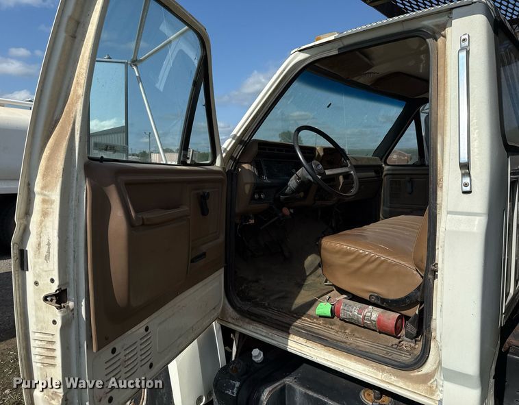 image for item EJ4740 1993 Ford F700 dump truck