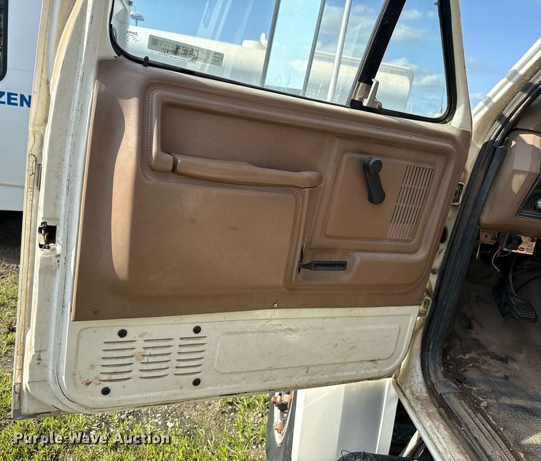 image for item EJ4740 1993 Ford F700 dump truck